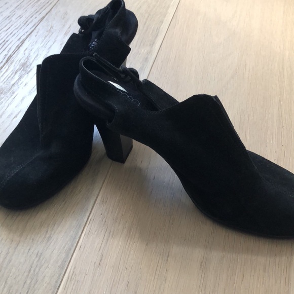 Black suede slingback heels. Like new condition. - Picture 2 of 4